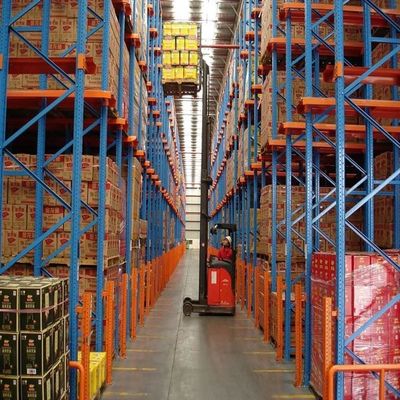Appareils à entraînement industriel dans les rayonnages de stockage