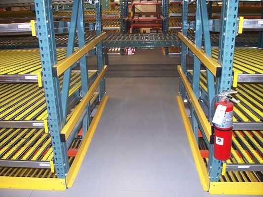 Système de débit de carton par gravité d'entrepôt