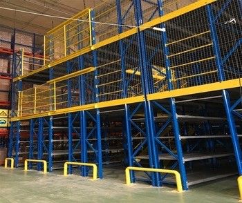 Entrepôt de stockage en acier composé de racks de mezzanine pour le stockage à haut niveau