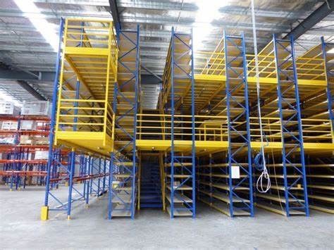 Système de rayonnages à mezzanine à plusieurs étages entrepôt industriel